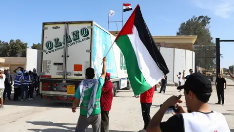Un camión con ayuda humanitaria cruzó hoy el paso de Rafah desde Egipto con ayuda humanitaria paras Gaza