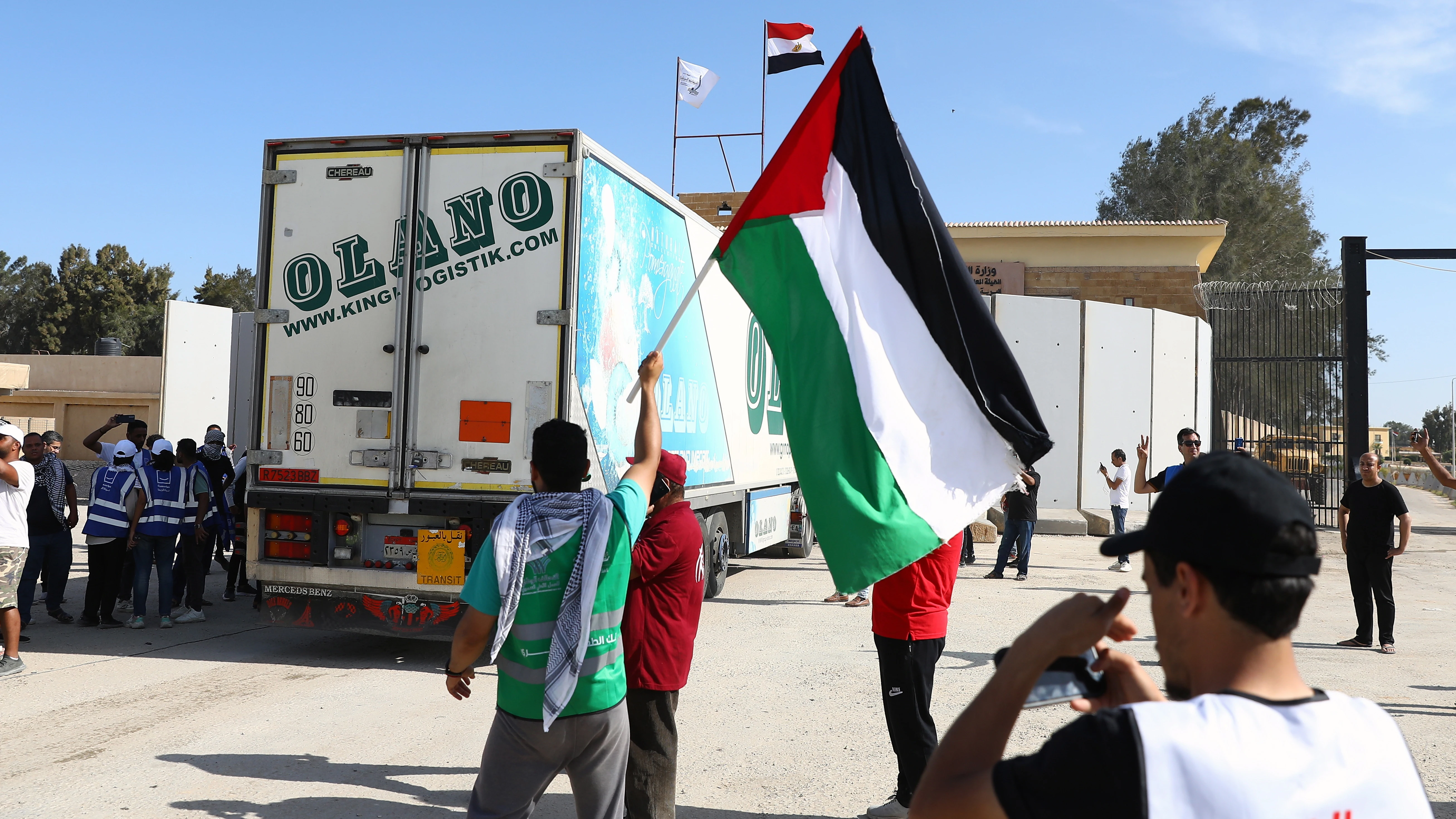 Un camión con ayuda humanitaria cruzó hoy el paso de Rafah desde Egipto con ayuda humanitaria paras Gaza Un camión con ayuda humanitaria cruzó hoy el paso de Rafah desde Egipto con ayuda humanitaria paras Gaza