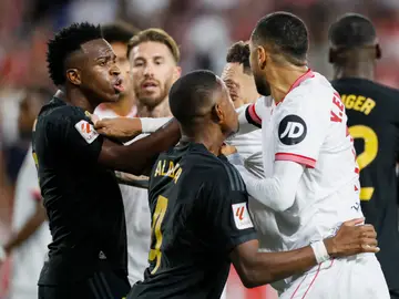 Vinicius se enzarza con varios jugadores del Sevilla (1-1) Vinicius se enzarza con varios jugadores del Sevilla (1-1)