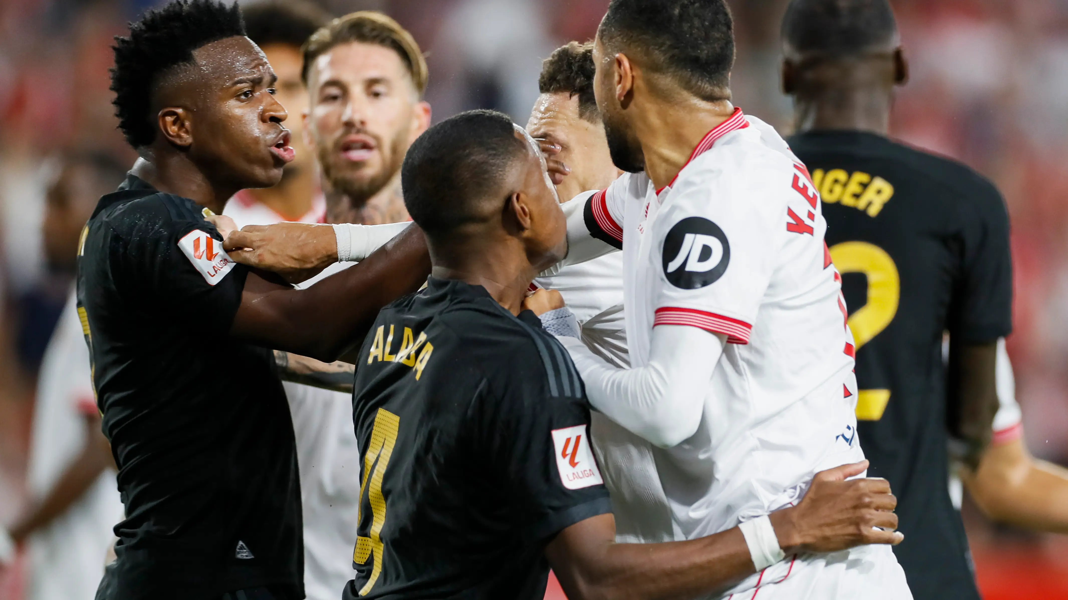 Vinicius se enzarza con varios jugadores del Sevilla (1-1)