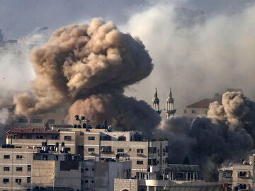 Humo provocado por la explosión de un misil israelí