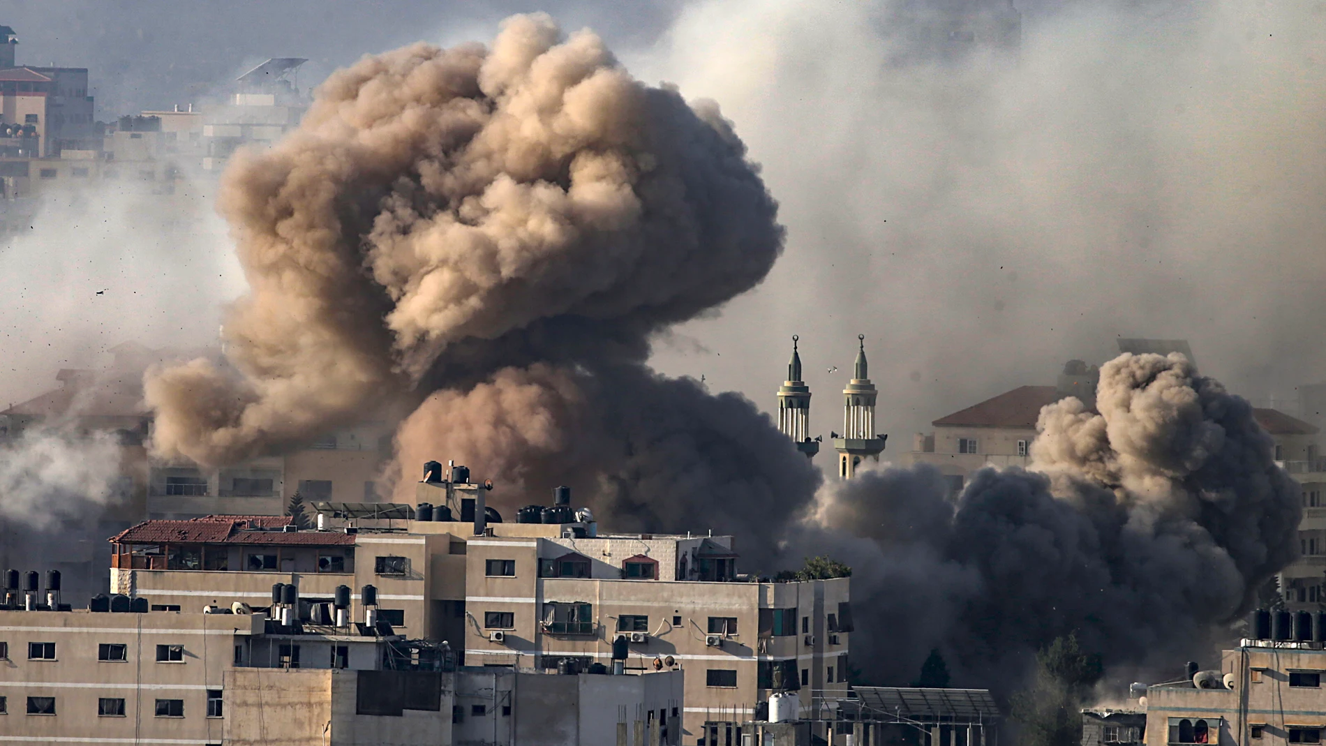 Humo provocado por la explosión de un misil israelí