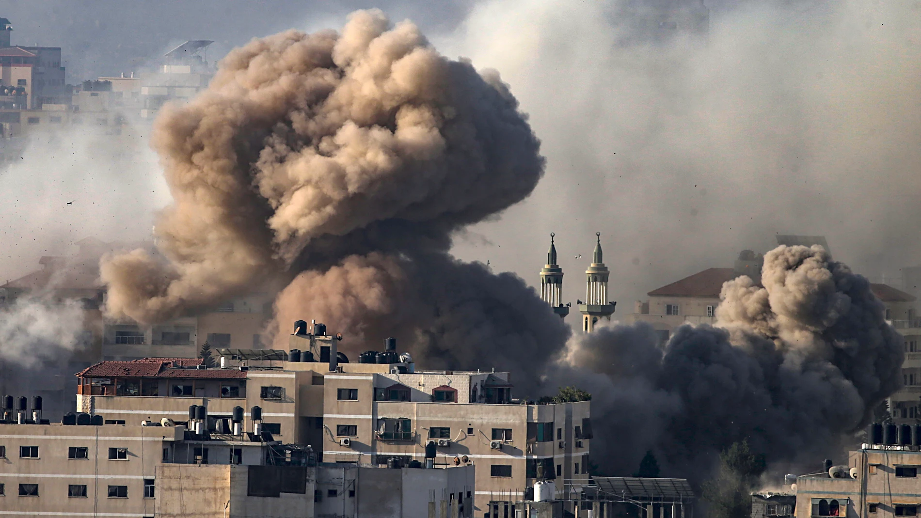 Humo provocado por la explosión de un misil israelí Humo provocado por la explosión de un misil israelí