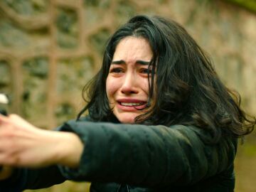 &Ouml;zge se enfrenta al asesino de Ridvan y le pega un tiro: &ldquo;Voy a vengar su muerte&rdquo;