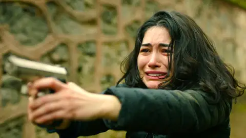 Özge se enfrenta al asesino de Ridvan y le pega un tiro: “Voy a vengar su muerte” Özge se enfrenta al asesino de Ridvan y le pega un tiro: “Voy a vengar su muerte”