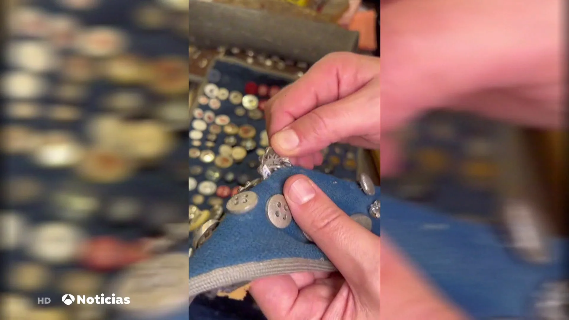 Un joven compra una mercer&iacute;a hist&oacute;rica en A Coru&ntilde;a y la convierte en el furor de las redes sociales