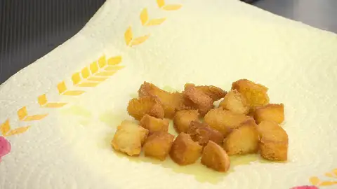 Fríe los trozos de pan Fríe los trozos de pan