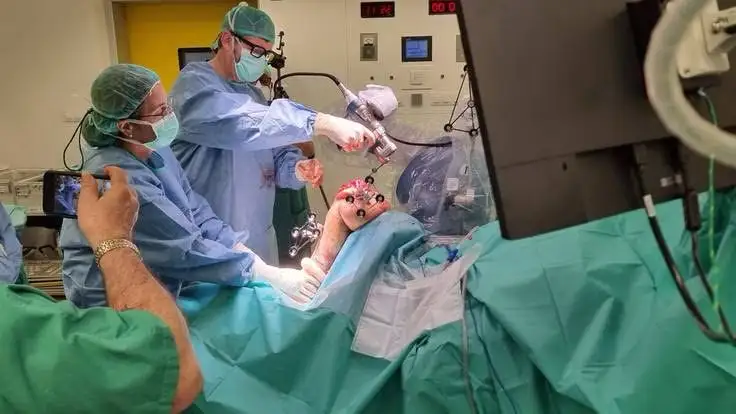 Cirujanos durante una operación Cirujanos durante una operación