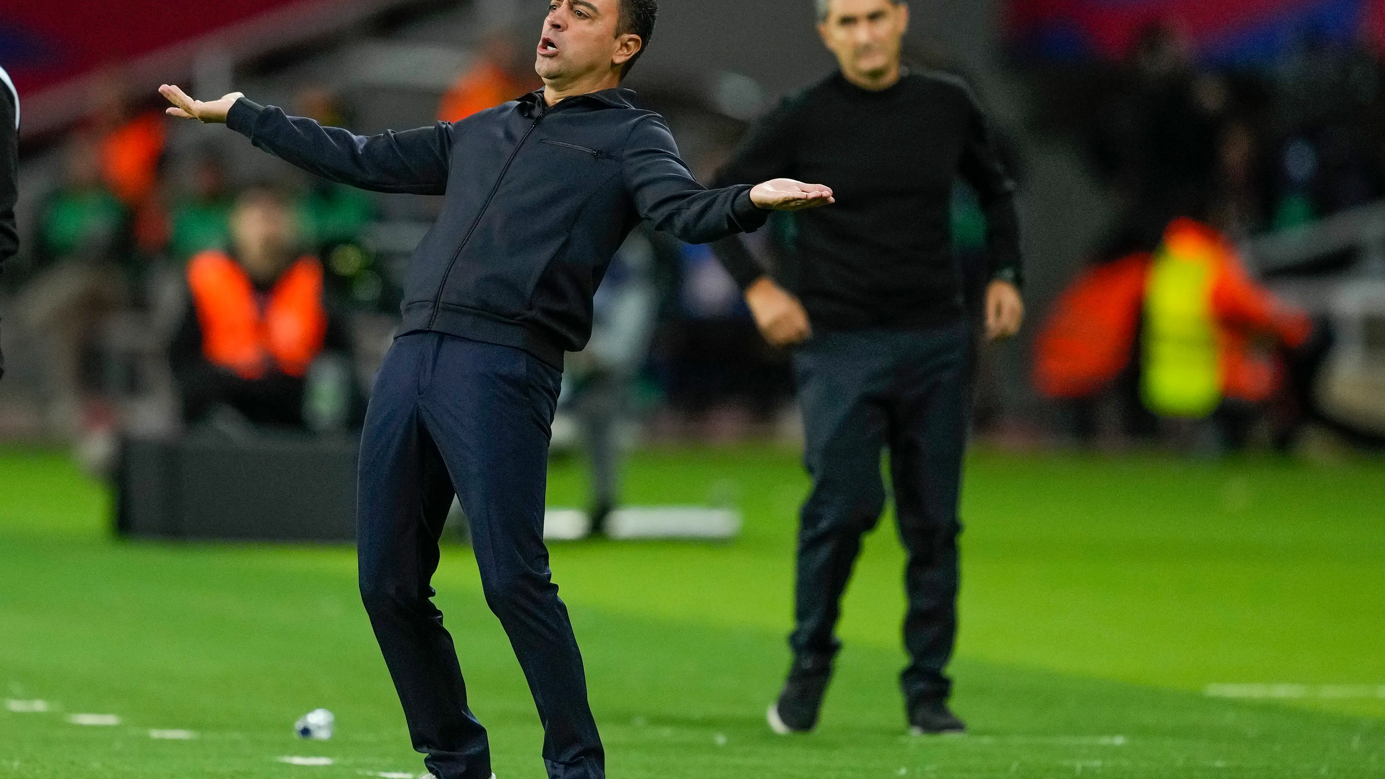 Xavi Hern&aacute;ndez protesta una jugada en el Estadi Olimpic Lluis Companys