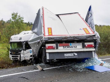 Imagen de un camión destrozado tras el trágico accidente de tráfico en Segovia