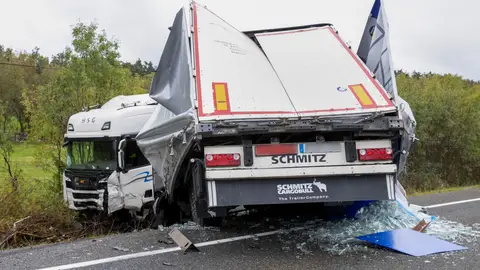 Imagen de un camión destrozado tras el trágico accidente de tráfico en Segovia