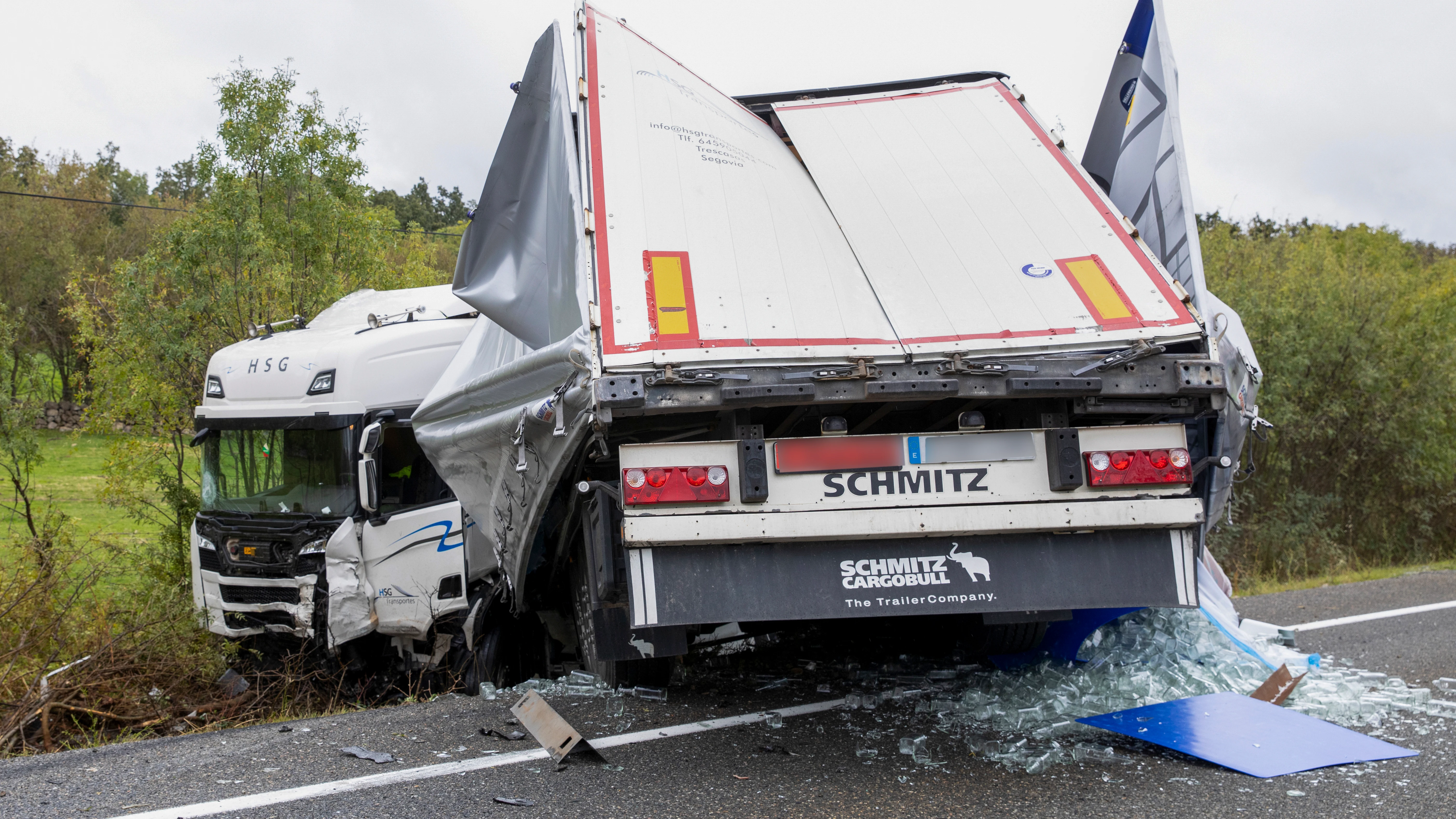 Imagen de un camión destrozado tras el trágico accidente de tráfico en Segovia Imagen de un camión destrozado tras el trágico accidente de tráfico en Segovia