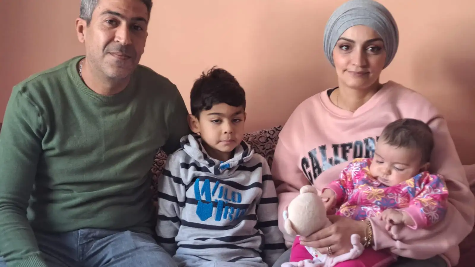 El pequeño Mohamed junto a su familia El pequeño Mohamed junto a su familia