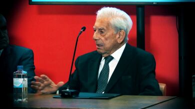 Mario Vargas Llosa publica su nuevo libro: su título, un dardo a Isabel Preysler y su dedicatoria, a Patricia Llosa
