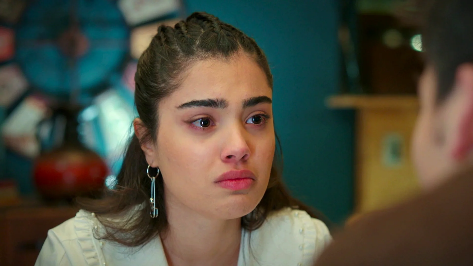 Süsen le confiesa a Sarp toda la verdad y él promete protegerla...¿su secreto estará a salvo? Süsen le confiesa a Sarp toda la verdad y él promete protegerla...¿su secreto estará a salvo?
