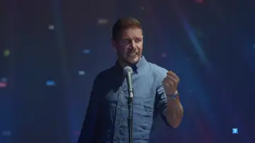 Joaquín se deja el alma cantando por Camilo Sesto ante el ataque de risa de Manuel Carrasco