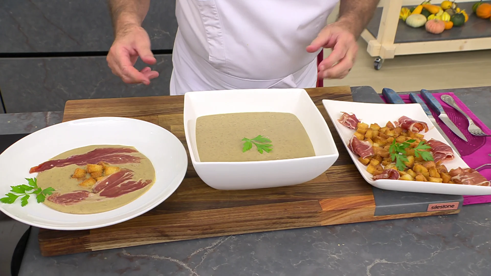 Crema de lentejas con jam&oacute;n y costrones de pan