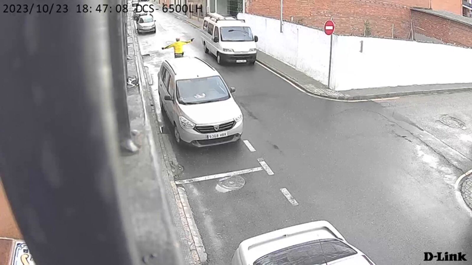 Las imágenes del atrincherado en Toledo paseando por la calle armado y desoyendo a la Guardia Civil