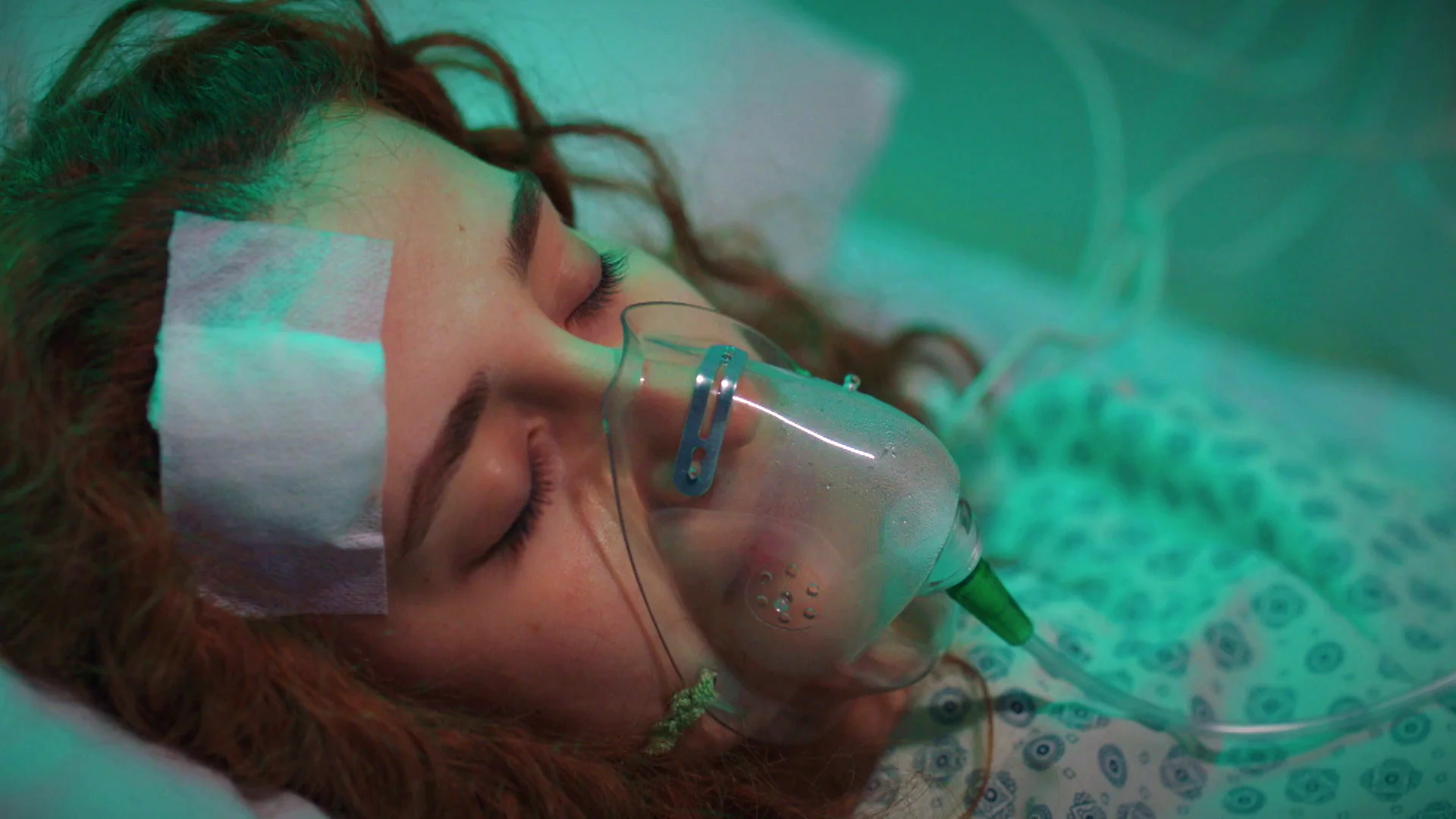 Tolga, roto de dolor...su hermana no sobrevivir a la caída, pero su corazón podría salvar la vida de una niña Tolga, roto de dolor...su hermana no sobrevivir a la caída, pero su corazón podría salvar la vida de una niña