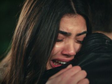S&uuml;sen, desolada, se refugia en Sarp ante la atenta mirada de &Ouml;mer: "Leyla ha muerto. Es culpa m&iacute;a" 
