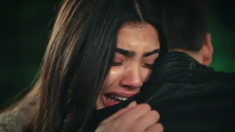 Süsen, desolada, se refugia en Sarp ante la atenta mirada de Ömer: "Leyla ha muerto. Es culpa mía"  Süsen, desolada, se refugia en Sarp ante la atenta mirada de Ömer: "Leyla ha muerto. Es culpa mía"