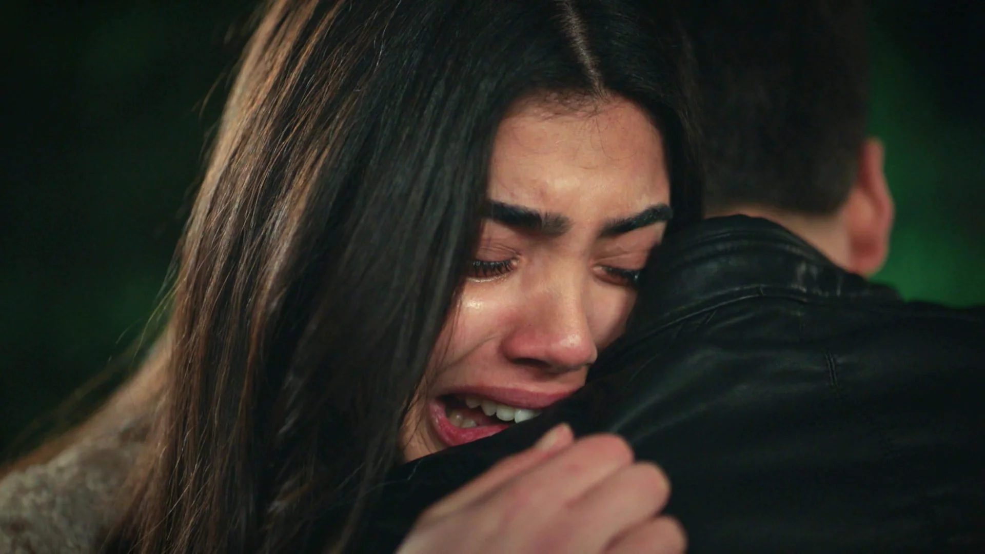 Süsen, desolada, se refugia en Sarp ante la atenta mirada de Ömer: "Leyla ha muerto. Es culpa mía" Süsen, desolada, se refugia en Sarp ante la atenta mirada de Ömer: "Leyla ha muerto. Es culpa mía"