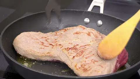 Sella la carne, después de sazonarla Sella la carne, después de sazonarla