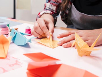 Una mujer haciendo origami