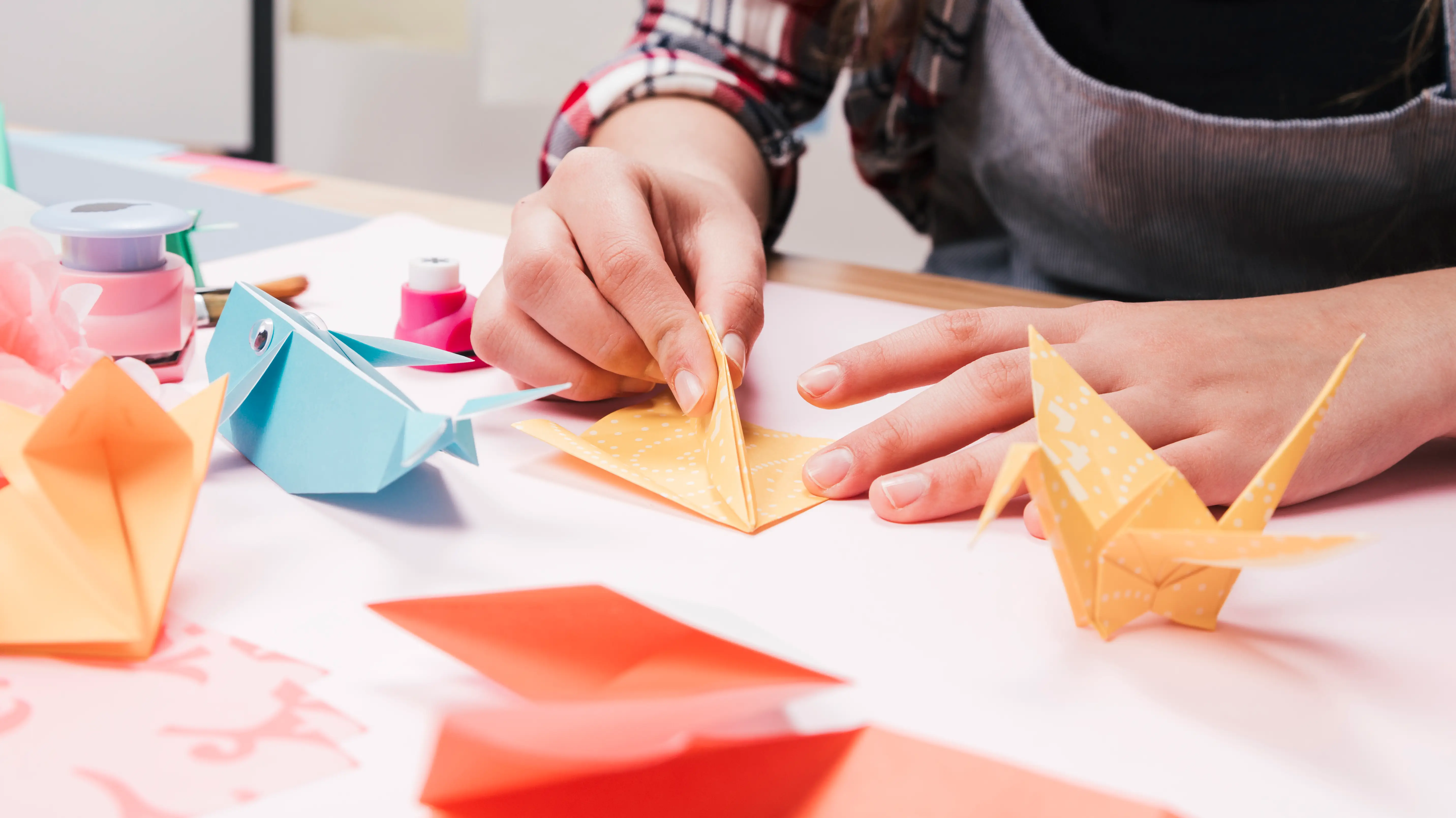 Una mujer haciendo origami