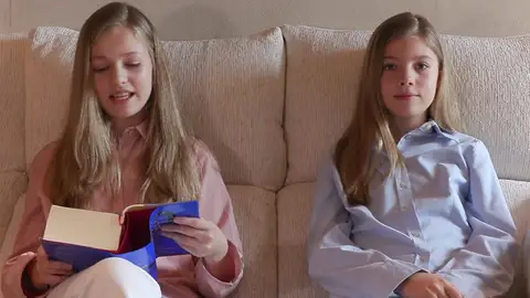 Leonor y Sofía leyendo el Quijote Leonor y Sofía leyendo el Quijote