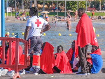 Salvamento Marítimo escolta a un cayuco con 23 migrantes subsaharianos