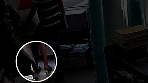 El detenido grababa con una cámara oculta colocada en el pie El detenido grababa con una cámara oculta colocada en el pie