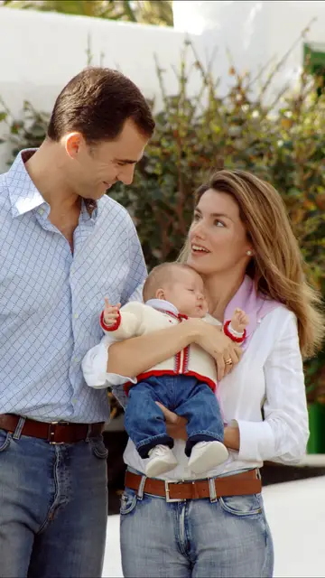 Don Felipe y Doña Letizia presenta públicamente a la princesa Leonor Don Felipe y Doña Letizia presenta públicamente a la princesa Leonor