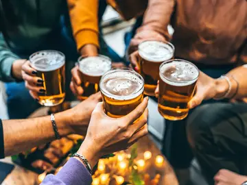 7 jóvenes brindando con cerveza