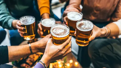 7 jóvenes brindando con cerveza