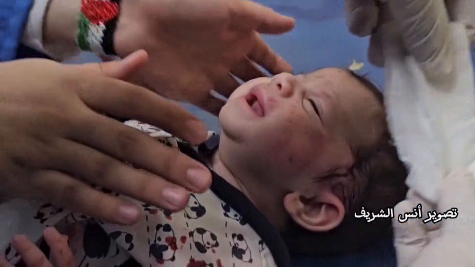 La desgarradora imagen de un bebé temblando en un hospital de Gaza tras un bombardeo