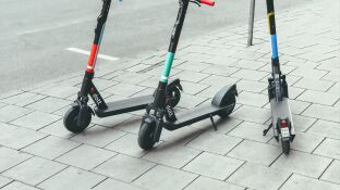 Imagen de archivo de patinetes el&eacute;ctricos