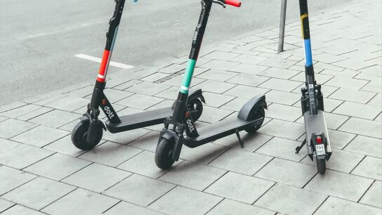 Imagen de archivo de patinetes el&eacute;ctricos