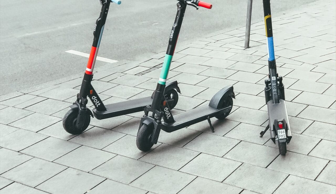 Imagen de archivo de patinetes el&eacute;ctricos