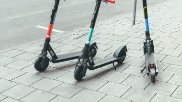 Imagen de archivo de patinetes eléctricos