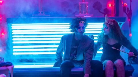 Kathryn Newton y Cole Sprouse en Lisa Frankenstein