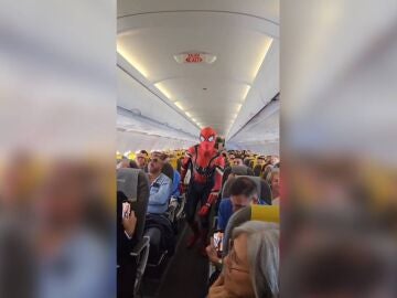 'El Gallego' disfrazado de Spiderman en un vuelo de Sevilla a Santiago de Compostela