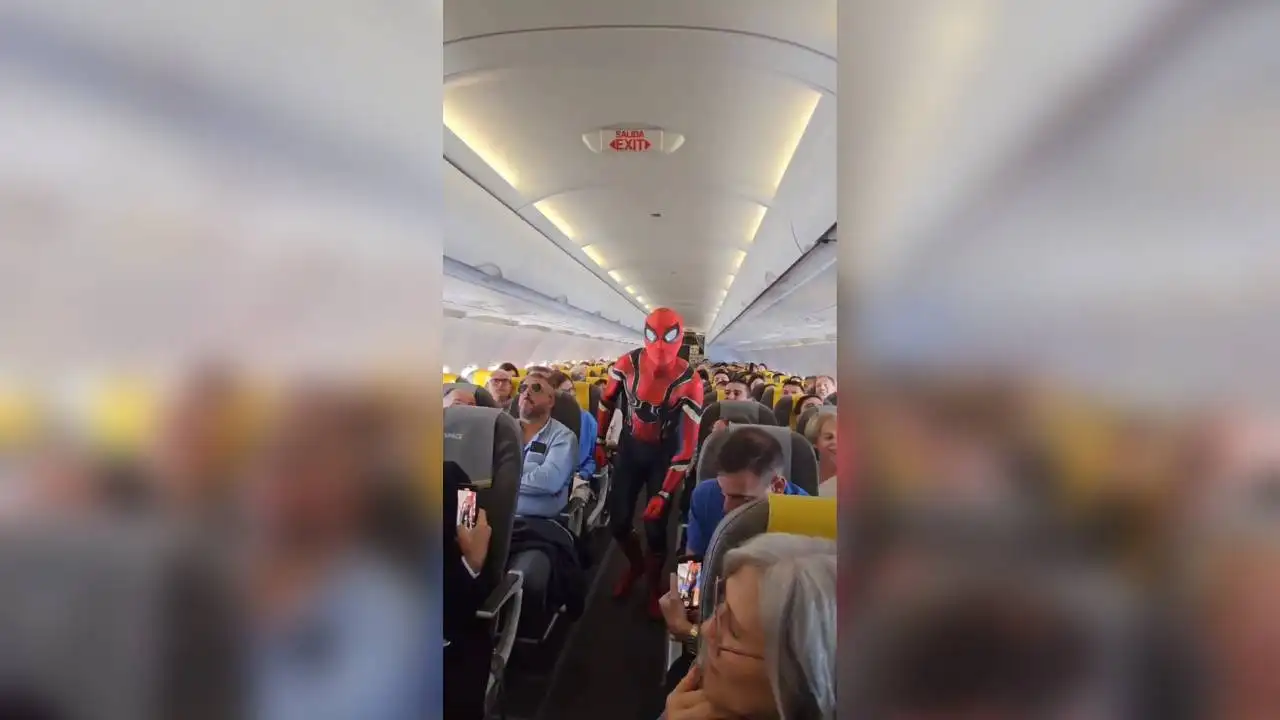'El Gallego' disfrazado de Spiderman en un vuelo de Sevilla a Santiago de Compostela