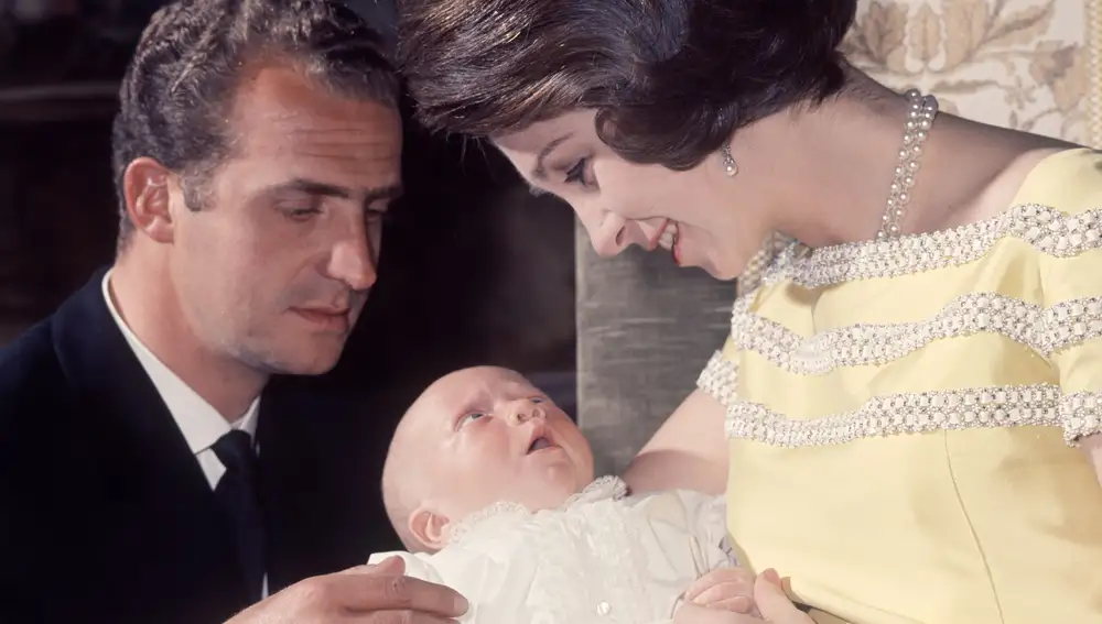 Don Juan Carlos y Doña Sofia con su hijo Felipe