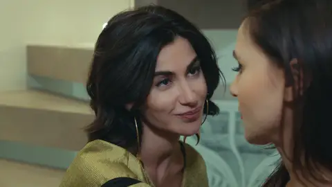 Şahika interrumpe un cómplice momento de Ender con Kaya y la amenaza: “No me robarás a mi hermano” Şahika interrumpe un cómplice momento de Ender con Kaya y la amenaza: “No me robarás a mi hermano”