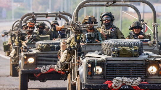 Imagen de militares israel&iacute;es cerca de la frontera de Gaza