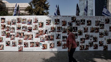 Imagen de un mural de los rehenes en Tel Aviv