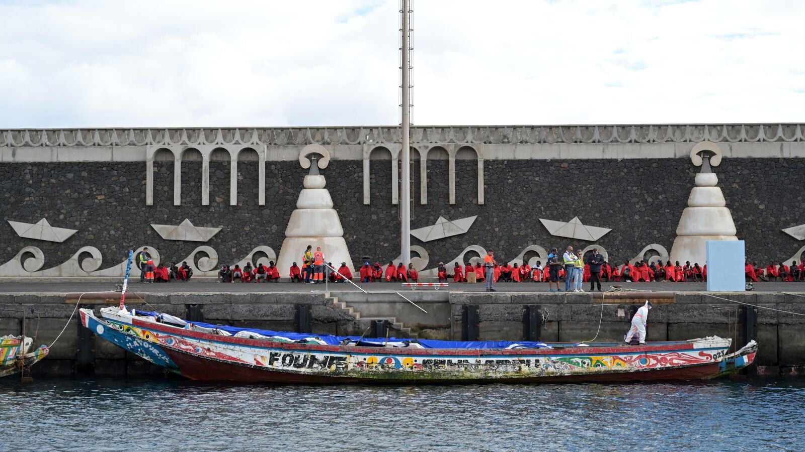Llega un cayuco con 240 inmigrantes a Tenerife: 20 muertos arrojados previamente al mar y un fallecido de 13 años