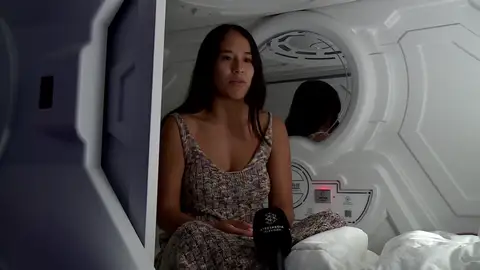 Una mujer en un hotel cápsula Una mujer en un hotel cápsula