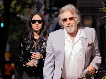 Al Pacino junto a su pareja Noor Alfallah